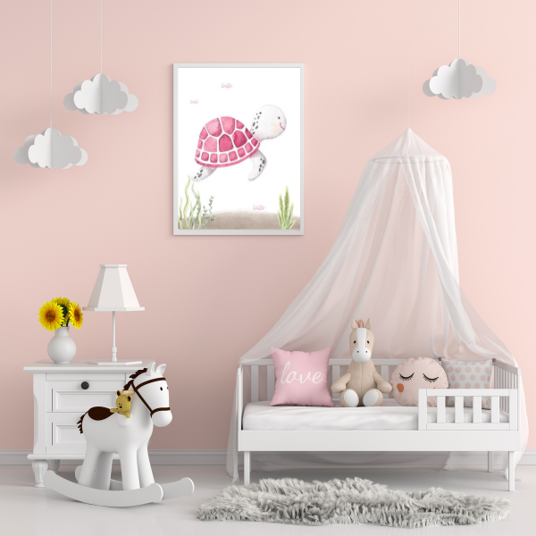 Affiche murale avec une illustration aquarelle d’une tortue rose souriante, idéale pour une décoration douce et apaisante dans une chambre de bébé.