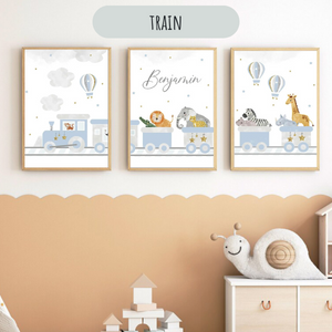 Ensemble de trois affiches représentant un train bleu avec des animaux sauvages et un prénom personnalisable, parfait pour une chambre d'enfant.