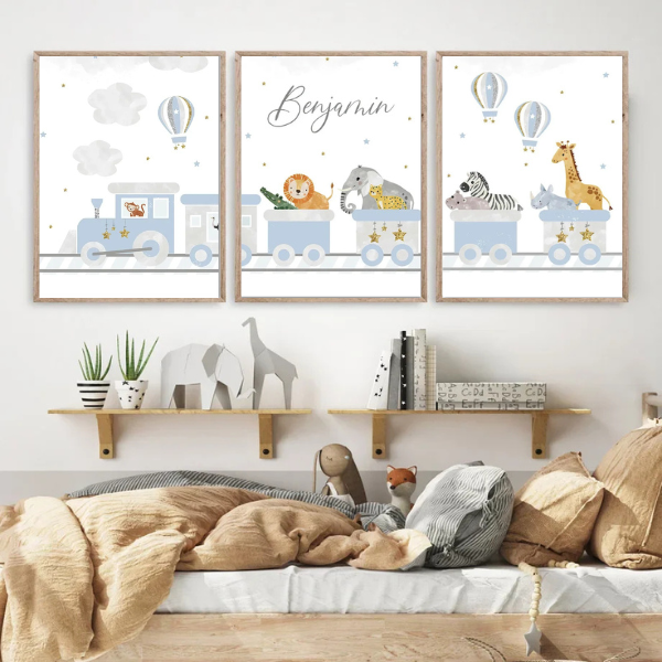 Ensemble de trois affiches représentant un train bleu avec des animaux sauvages et un prénom personnalisable, parfait pour une chambre d'enfant.