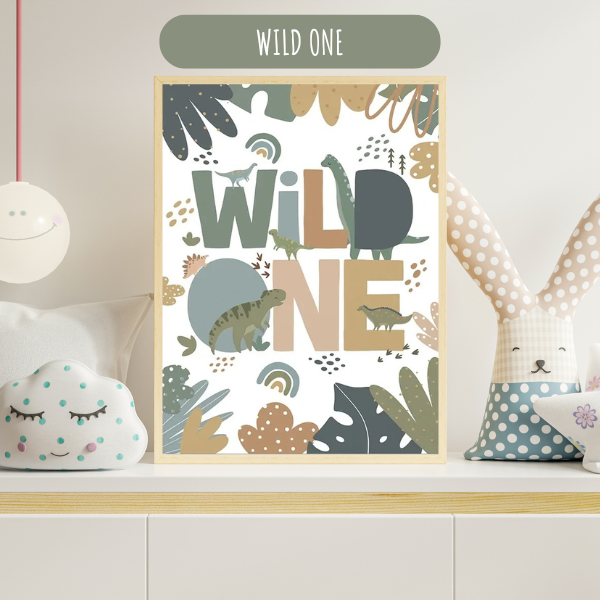 Affiche décorative "Wild One" avec des dinosaures et feuillage en tons naturels, idéale pour une chambre d’enfant aventurier.
