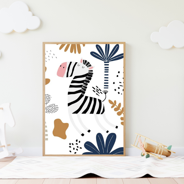 Affiche d’un zèbre joyeux dans un décor tropical, idéale pour une déco murale chambre bébé jungle