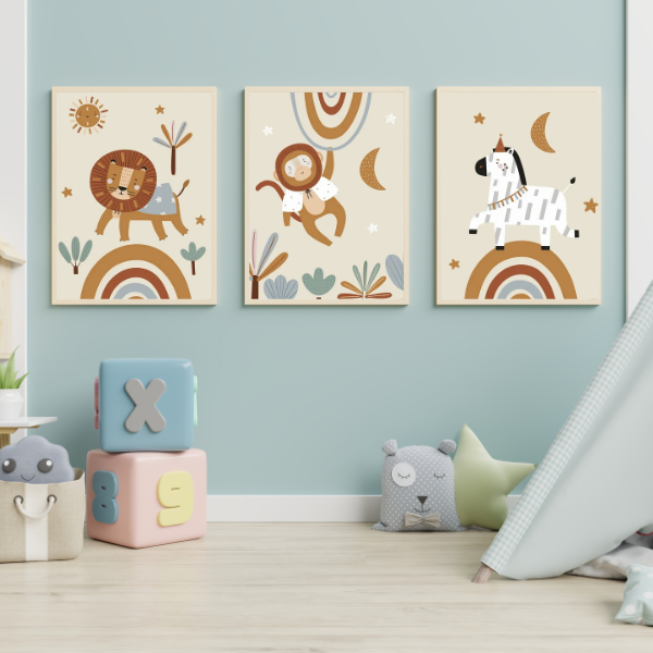 Ambiance jungle bohème avec un trio d’affiches pour chambre d’enfant, comprenant un lion, un singe et un zèbre illustrés.