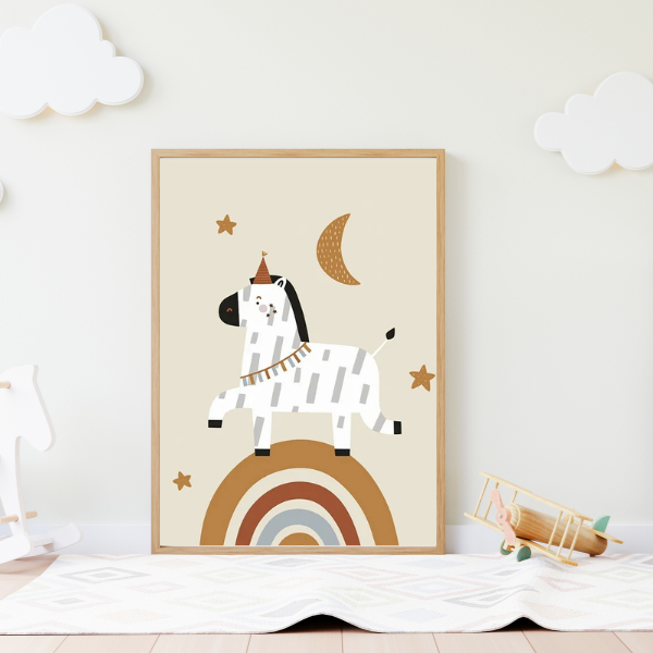 Affiche déco chambre bébé avec un zèbre sur un arc-en-ciel dans un style bohème et naturel.