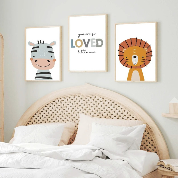 Trio d’affiches murales pour chambre bébé avec un zèbre, un lion et une citation inspirante "You are so loved".
