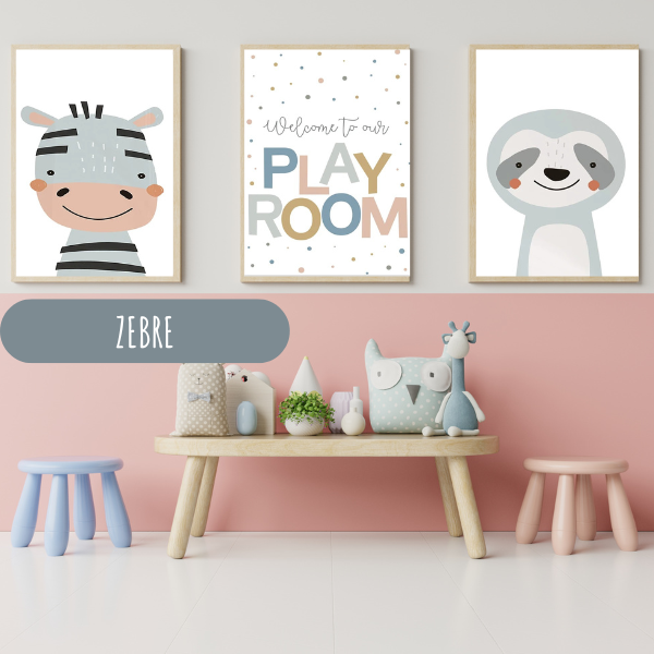 Affiches murales pour chambre enfant ou playroom avec zèbre, paresseux et message "Welcome to our Playroom" en lettres colorées.
