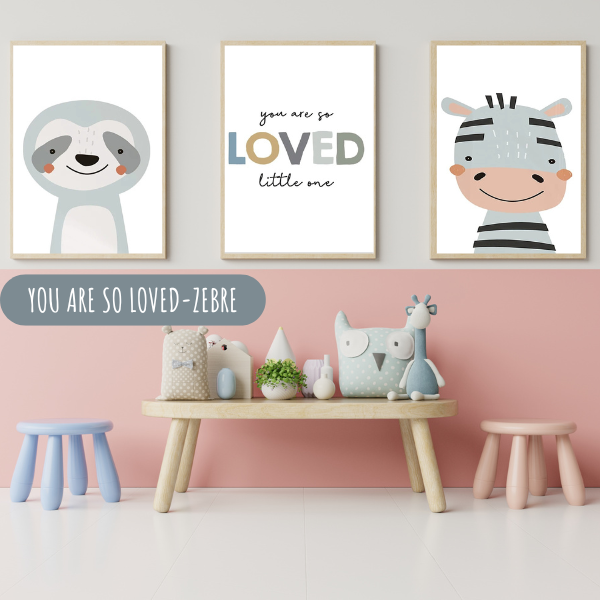 Trio d’affiches murales pour bébé avec un zèbre, une citation "You are so loved" et un paresseux, parfait pour une chambre douce et chaleureuse.