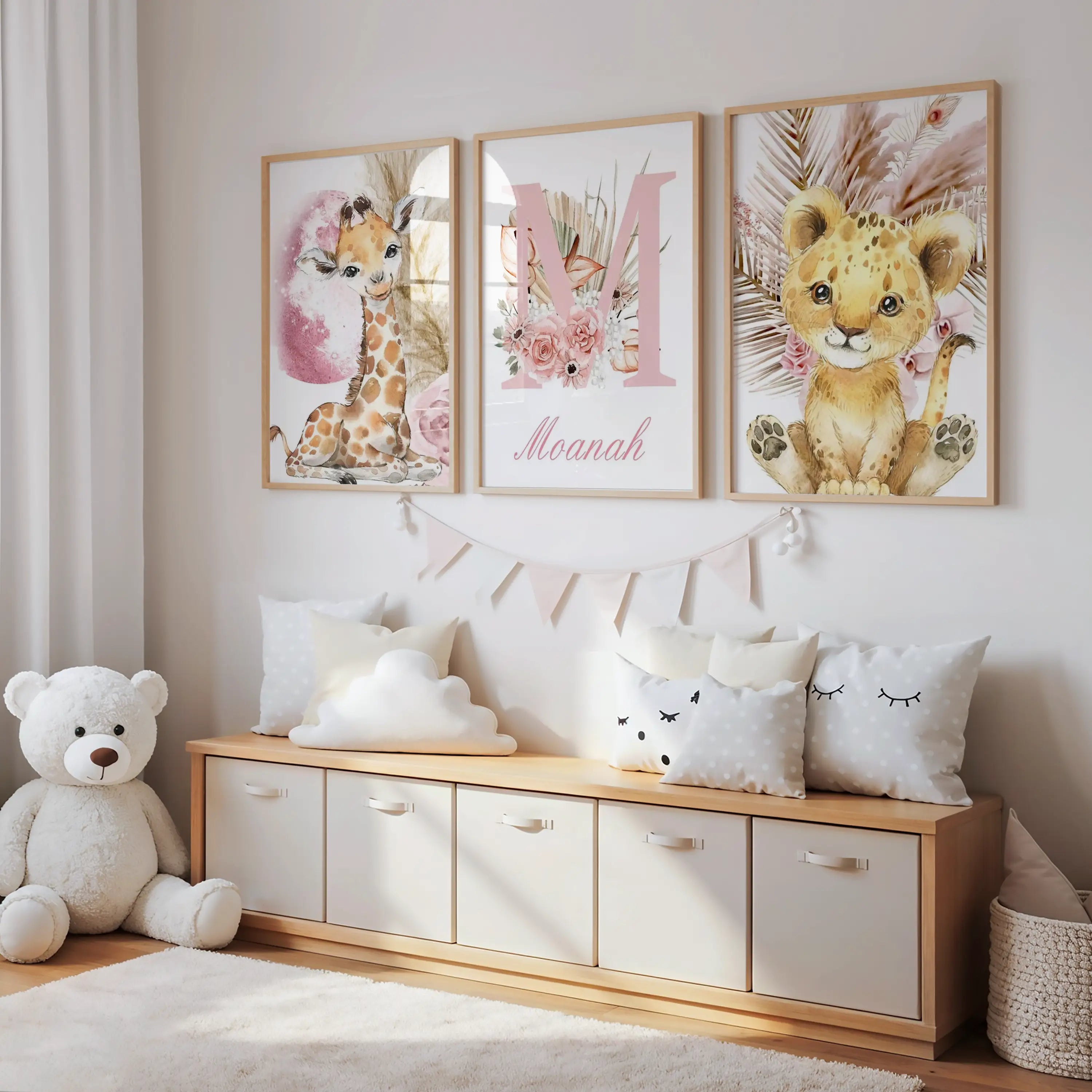 Affiches murales bébé personnalisées avec lionceau, lettre initiale et éléphant sur fond fleuri, décoration chambre fille.