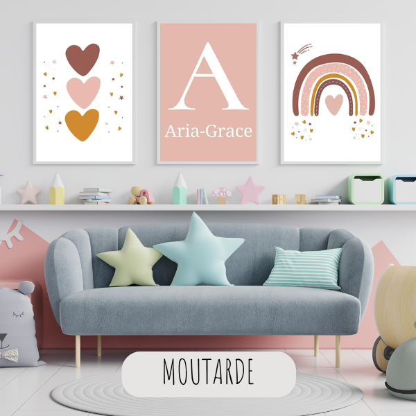 Décoration murale enfant avec affiches arc-en-ciel moutarde et initiale personnalisable style bohème