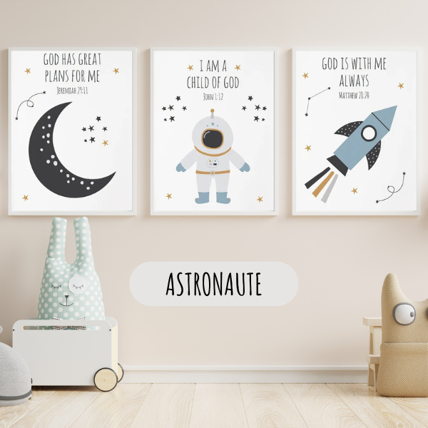 Lot de 3 affiches murales pour chambre d'enfant avec un astronaute, une fusée et une lune dans un style minimaliste et épuré