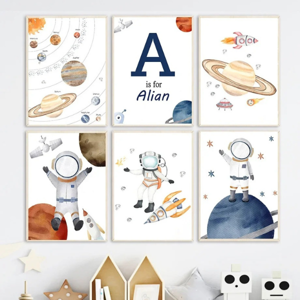 Ensemble d'affiches déco sur l’univers spatial avec fusée, astronautes et système solaire.