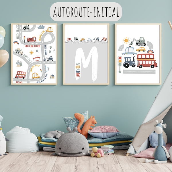Triptyque d’affiches autoroute avec initiale personnalisable, décoration murale enfant thème transport.