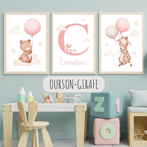 Décoration murale bébé composée d’un ours et d’une girafe illustrés avec ballons dans un style pastel et apaisant