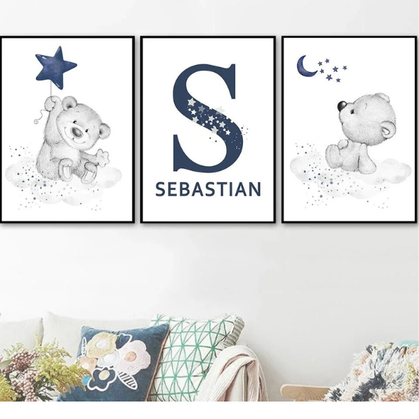 Trio d’affiches pour chambre bébé avec ours mignon sur nuage, lune et étoiles dans des tons bleu nuit, décoration murale douce et poétique.