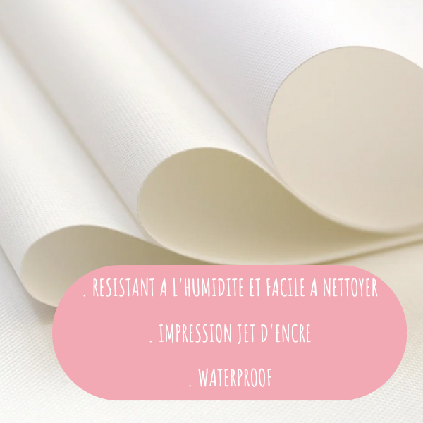 Zoom sur une affiche en coton canvas 100 % waterproof, résistante à l’humidité et facile à nettoyer, impression jet d’encre.