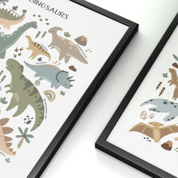 Zoom sur affiches dinosaures imprimées sur toile coton, prêtes à être encadrées pour une décoration murale tendance et durable.