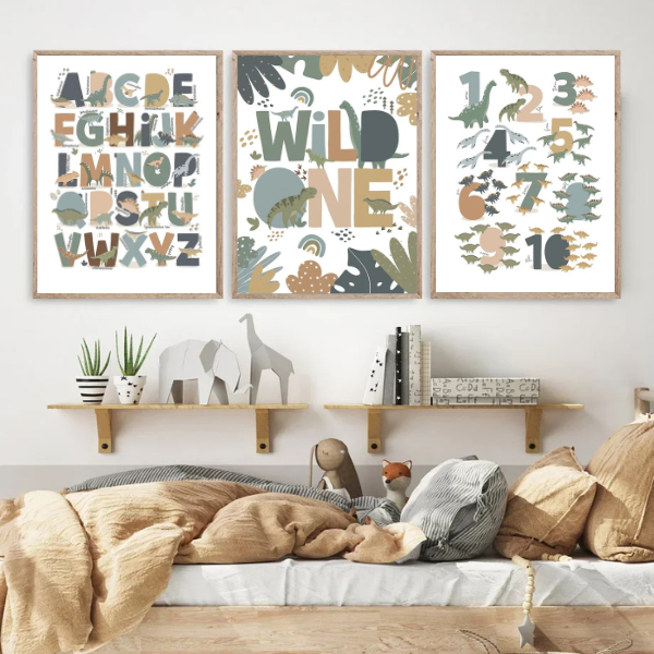 Ensemble d'affiches dinosaures avec alphabet, chiffres et motif Wild One, parfait pour une décoration de chambre d'enfant.