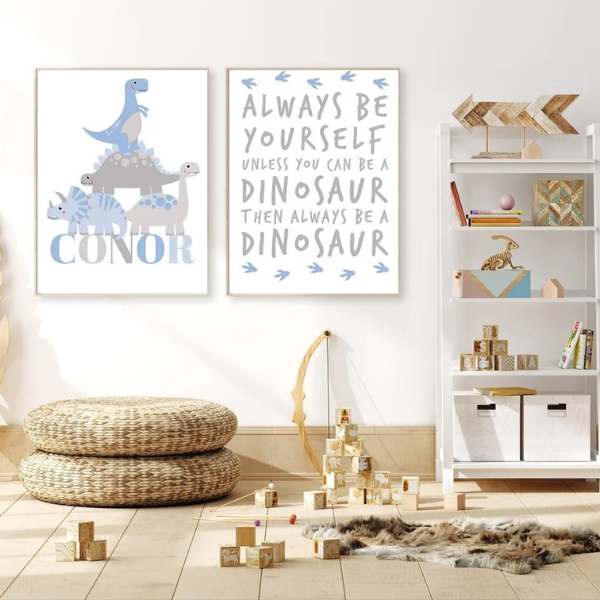 Lot de 2 affiches dinosaures bleues personnalisées avec prénom, idéale pour une déco de chambre enfant, imprimé sur coton canvas.