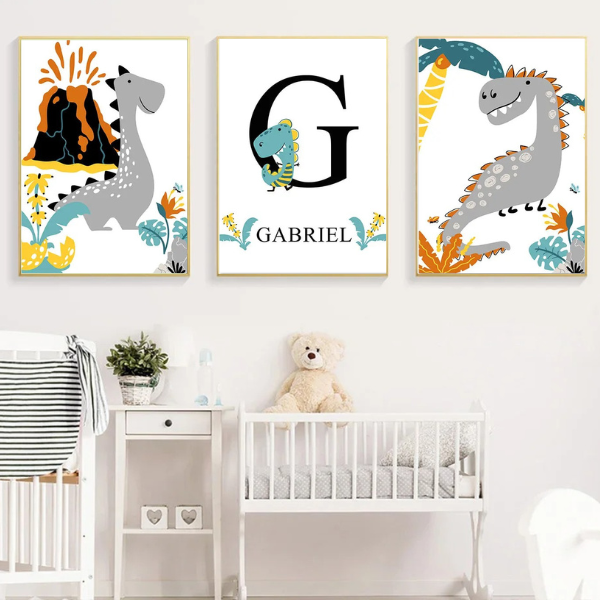 Ensemble de trois affiches dinosaures personnalisées avec le prénom de l'enfant, idéal pour une décoration de chambre unique.