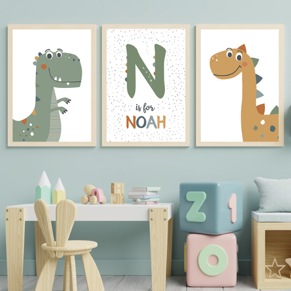 Affiches dinosaures personnalisées avec prénom, parfaites pour une décoration murale chambre bébé garçon. Idéal comme cadeau personnalisé enfant.