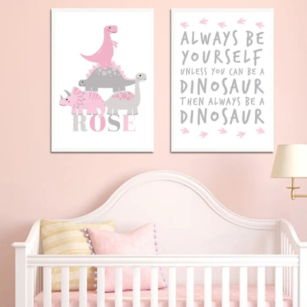 Lot de 2 affiches dinosaures roses personnalisées avec prénom, parfaites pour une déco de chambre enfant, imprimé sur coton canvas.