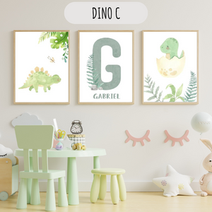 Lot de 3 affiches dinosaures personnalisées en vert sauge, idéal pour une décoration murale chambre bébé ou enfant. Impression sur toile coton canvas pour un rendu haut de gamme et résistant.