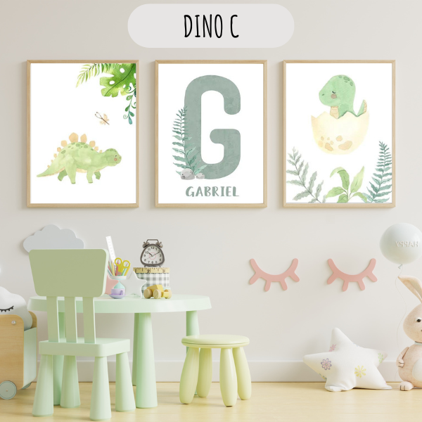 Lot de 3 affiches dinosaures personnalisées en vert sauge, idéal pour une décoration murale chambre bébé ou enfant. Impression sur toile coton canvas pour un rendu haut de gamme et résistant.