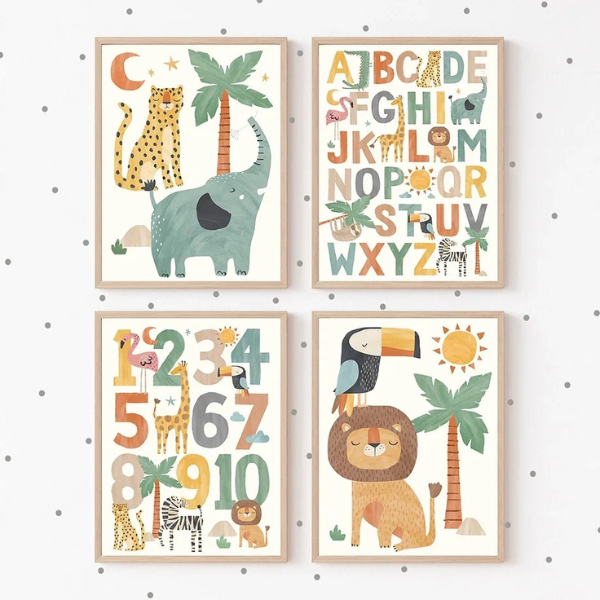 Lot de quatre affiches pédagogiques pour apprendre les chiffres et l’alphabet avec des animaux exotiques.