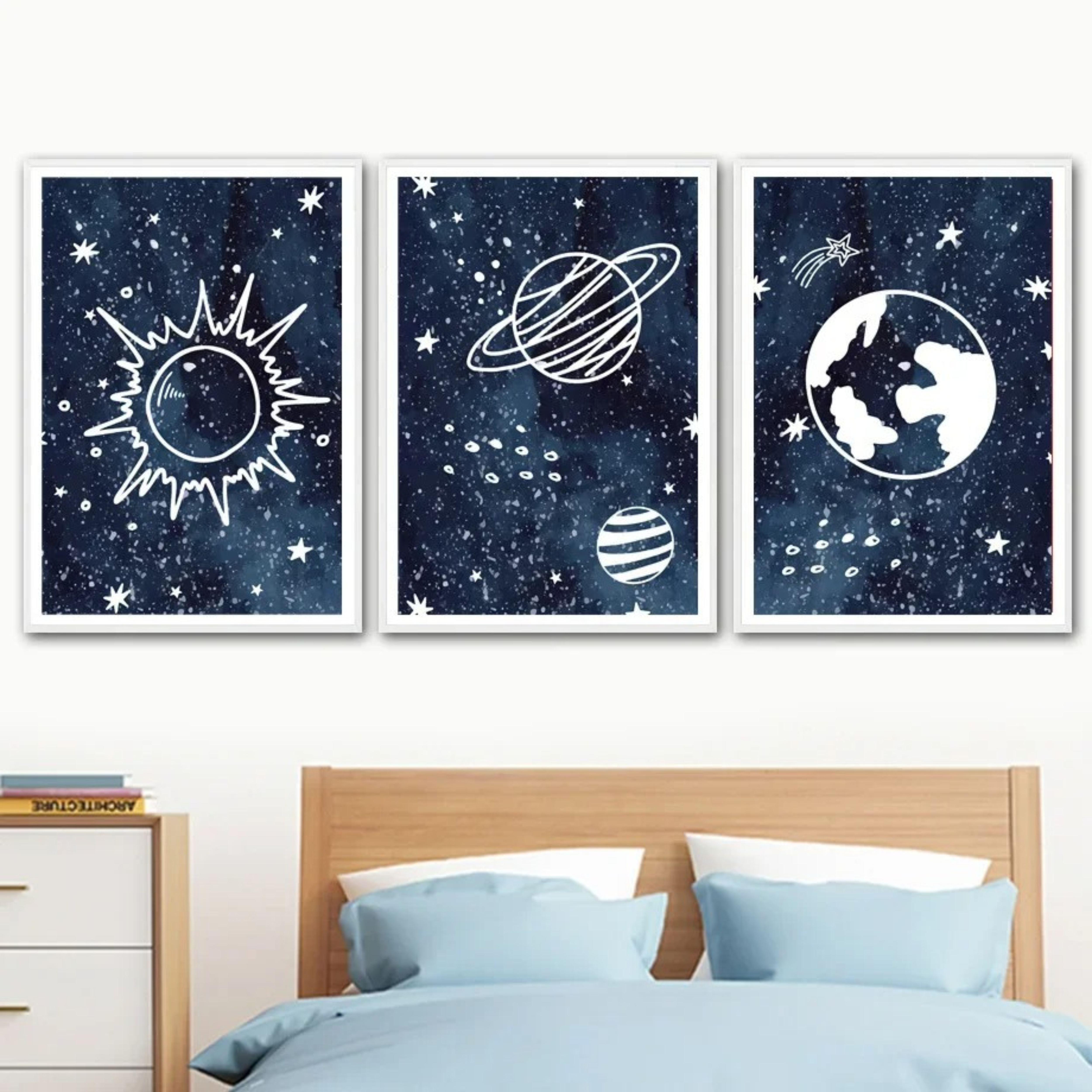 Ensemble de trois affiches sur le thème de l’espace avec des illustrations de planètes, de la Terre et d’un astéroïde en style minimaliste.
