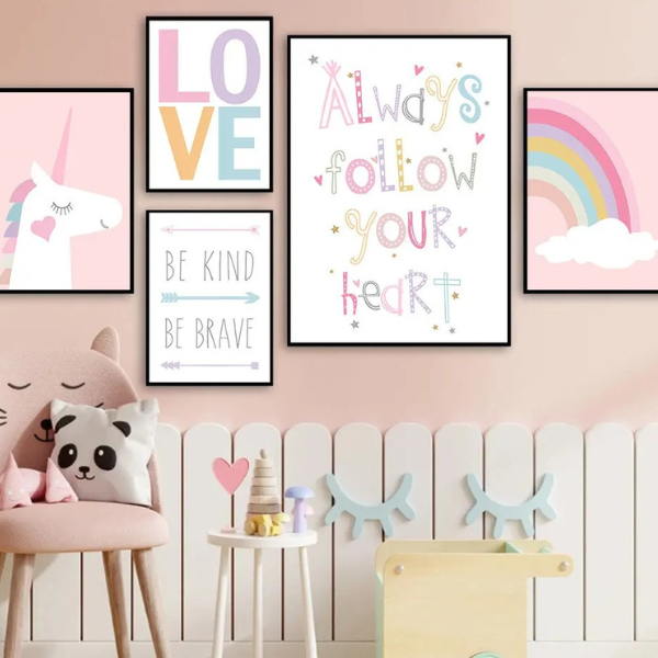 Composition murale tendance pour chambre fille, affiches licorne, arc-en-ciel et citations motivantes aux couleurs pastel et dorées.