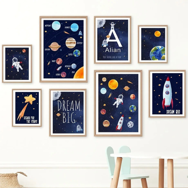 Ensemble d’affiches murales sur le thème de la galaxie avec planètes, étoiles et astronautes, parfait pour un décor immersif dans une chambre d’enfant.