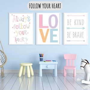 Affiches Follow Your Heart avec arc-en-ciel et messages positifs, parfaites pour une chambre bébé ou une déco enfant magique et colorée.