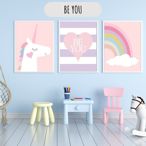 Affiches déco Love et Be You, impression sur toile coton, parfaites pour une chambre enfant inspirante et positive.