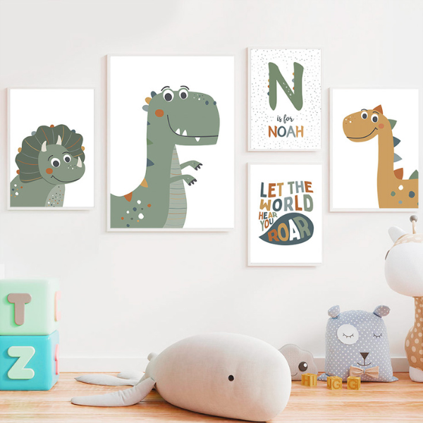 Affiches dinosaures personnalisées avec prénom, parfaites pour une décoration murale chambre bébé garçon. Idéal comme cadeau personnalisé enfant.