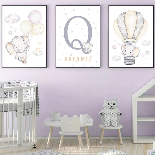 Ensemble d’affiches personnalisées avec éléphants et montgolfière, idéal pour une décoration douce de chambre d’enfant.