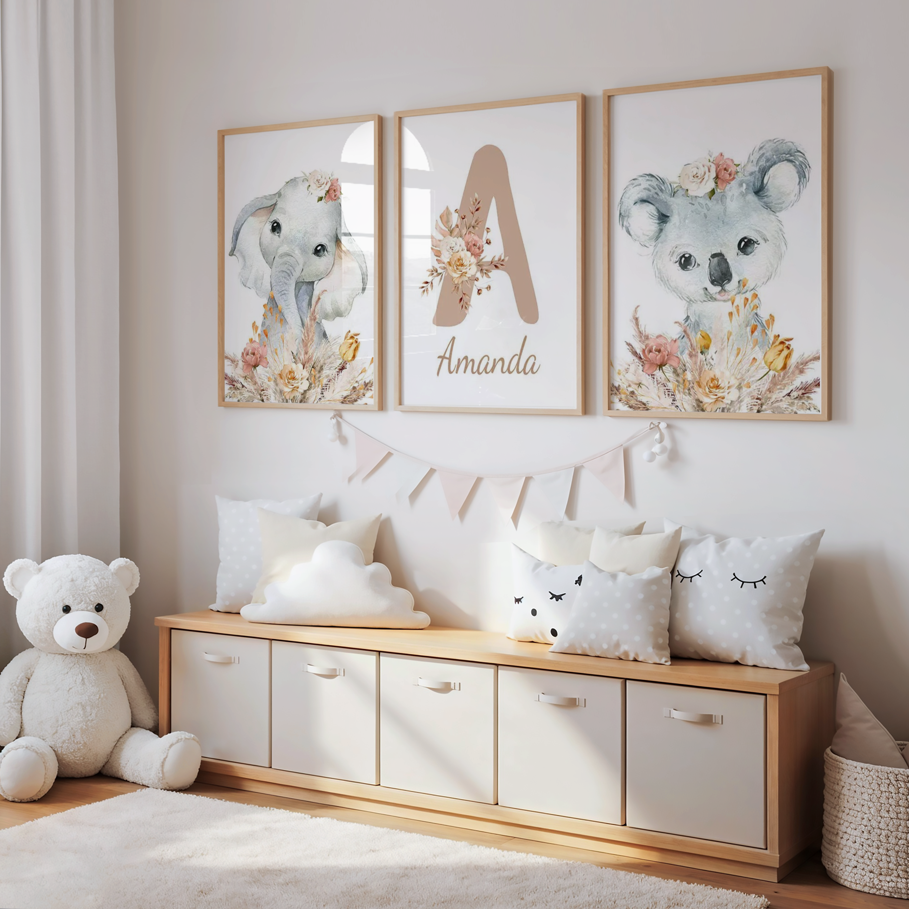 Affiches personnalisées safari bohème pour chambre bébé fille avec éléphant, koala et initiale florale imprimées sur toile coton canvas.
