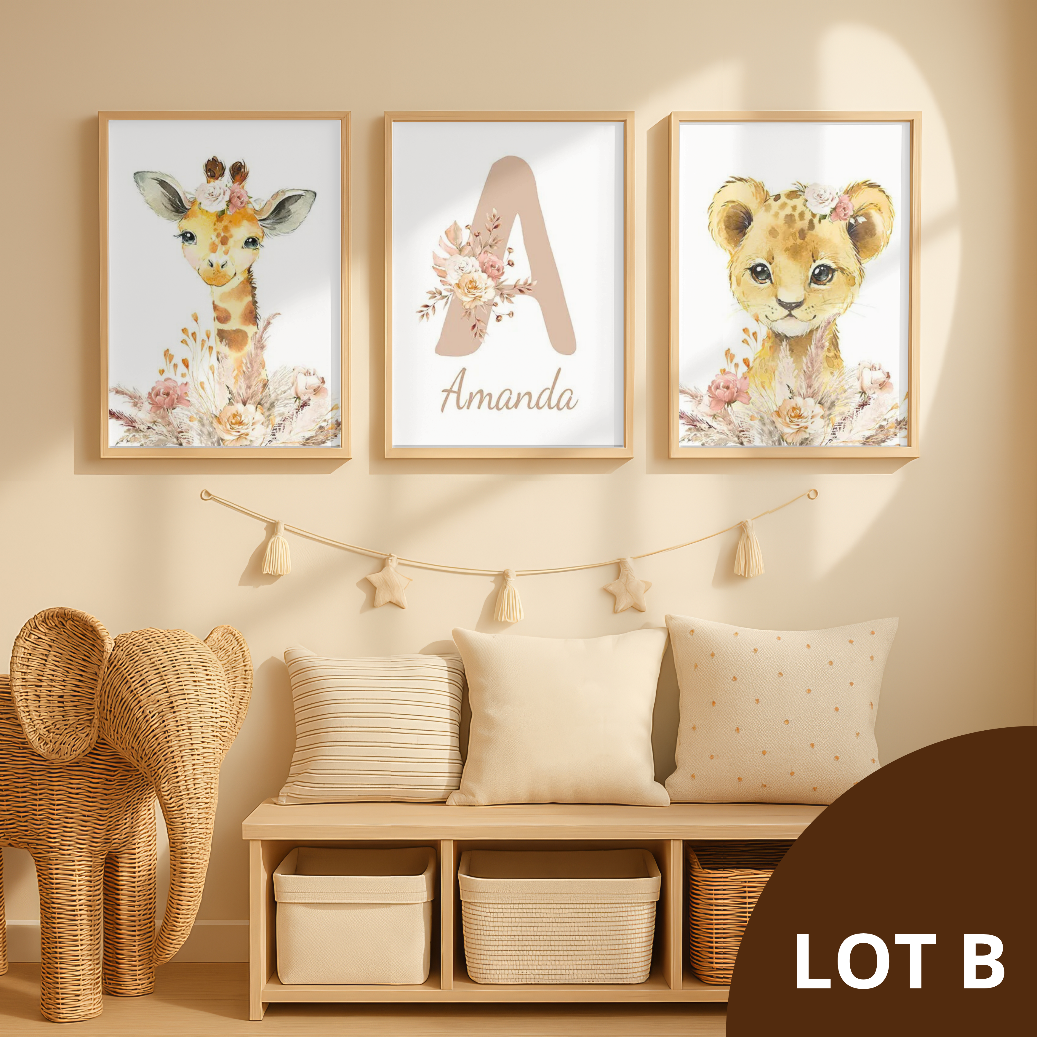Affiches personnalisées safari pour chambre bébé avec girafe et lionceau, affiche centrale initiale florale, décoration murale bébé fille en toile coton canvas.