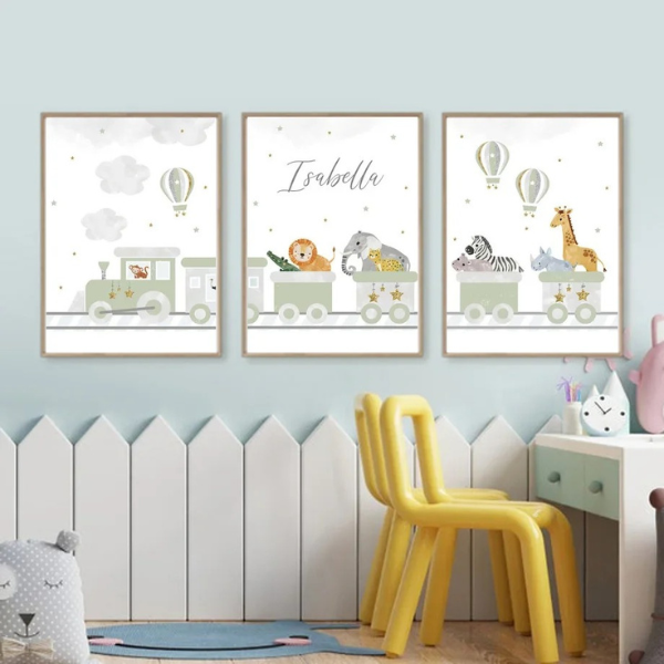 Ensemble d'affiches personnalisées sur le thème du train avec des animaux en vert sauge pour une décoration murale de chambre d'enfant.