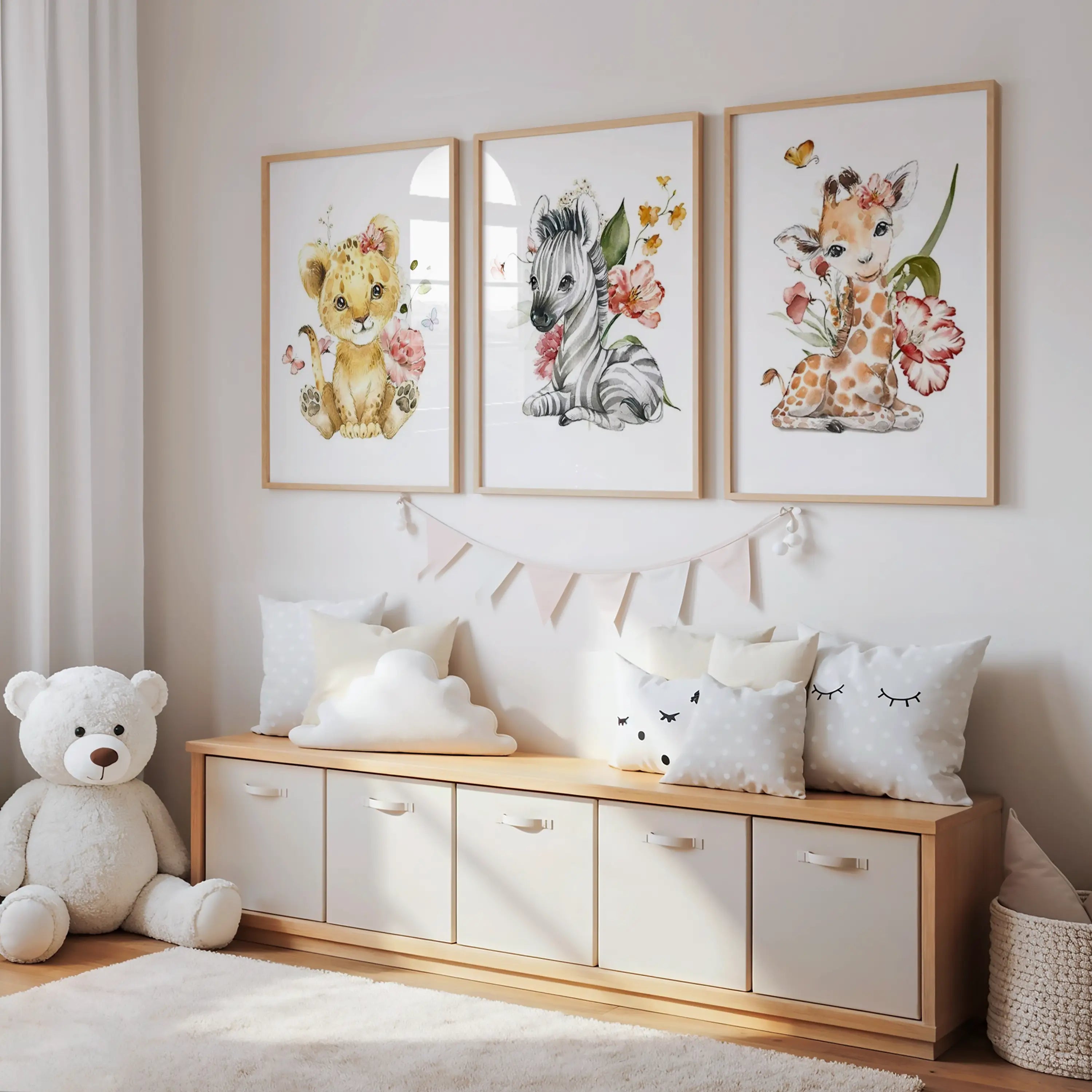 Affiches personnalisées safari floral pour chambre bébé fille avec animaux illustrés et initiale florale centrale imprimées sur toile coton canvas.