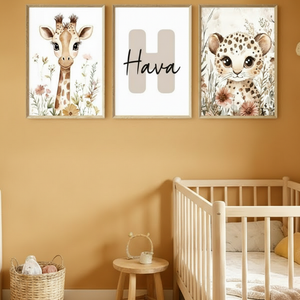 Ensemble d’affiches safari pour chambre bébé comprenant une girafe, un léopard et une affiche personnalisée avec prénom et initiale, décoration murale mixte.