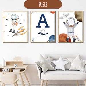 Lot d'affiches personnalisables avec fusée et astronaute pour une déco murale chambre enfant.