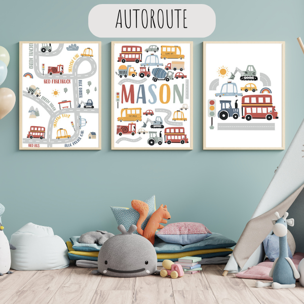 Affiches murales pour chambre bébé avec routes et véhicules illustrés, ambiance douce et éducative.