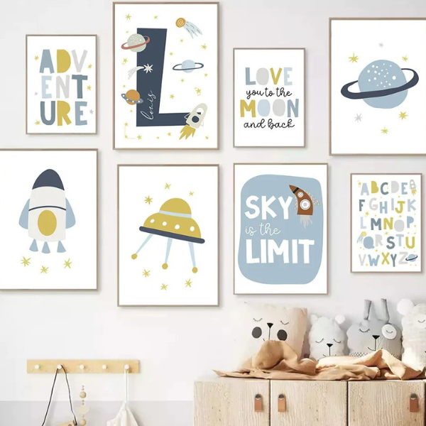 Composition murale avec plusieurs affiches sur l’espace, incluant aventure, fusée et citation "Sky is the limit".