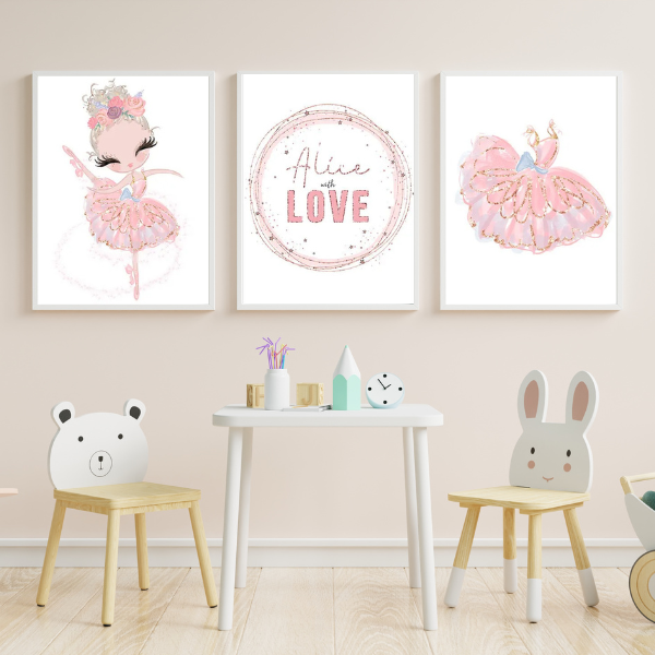 Affiches murales ballerines et déco élégante dans une chambre d’enfant rose.