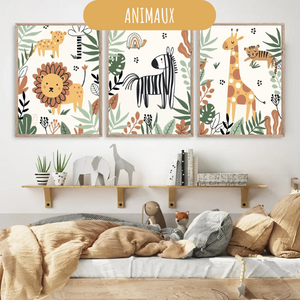 Lot de 3 affiches avec des animaux de la savane, zèbre, girafe et lion, décor jungle pour chambre bébé.