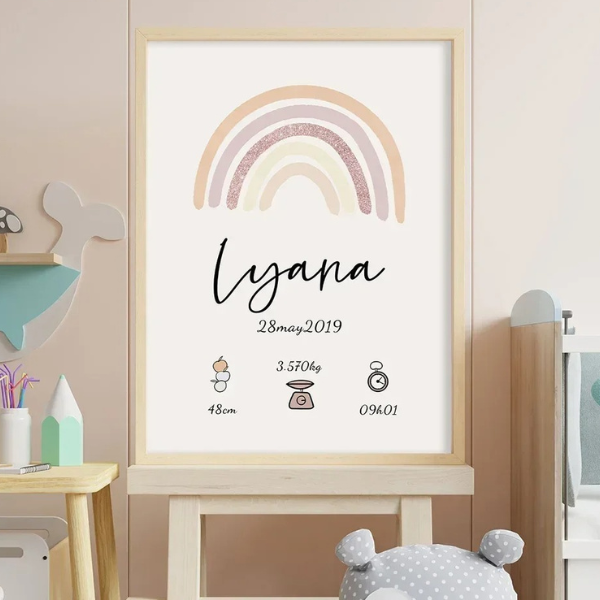 affiche de naissance personnalisée format vertical posée sur un chevalet en bois, avec arc-en-ciel rose et détails de naissance