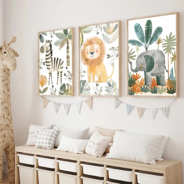Ensemble de trois affiches représentant un lion, un zèbre et un éléphant dans un décor végétal, idéal pour une chambre bébé thème safari.