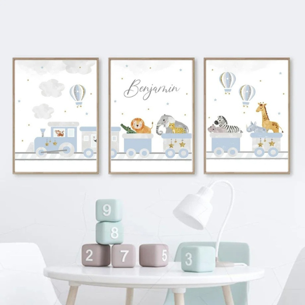 Ensemble de trois affiches représentant un train bleu avec des animaux sauvages et un prénom personnalisable, parfait pour une chambre d'enfant.