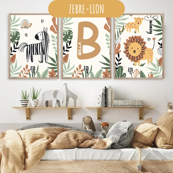 Set de 3 affiches safari avec un zèbre, un lion et une lettre personnalisée pour chambre enfant.