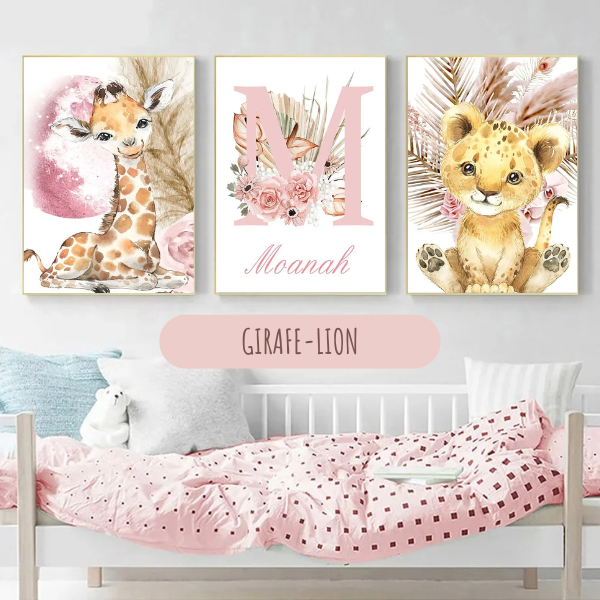 Affiches murales personnalisables pour déco chambre bébé fille avec girafe, lionceau et touches florales aquarelle.