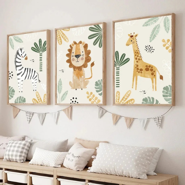 Lot de trois affiches avec lion, girafe et zèbre pour décoration murale chambre enfant.